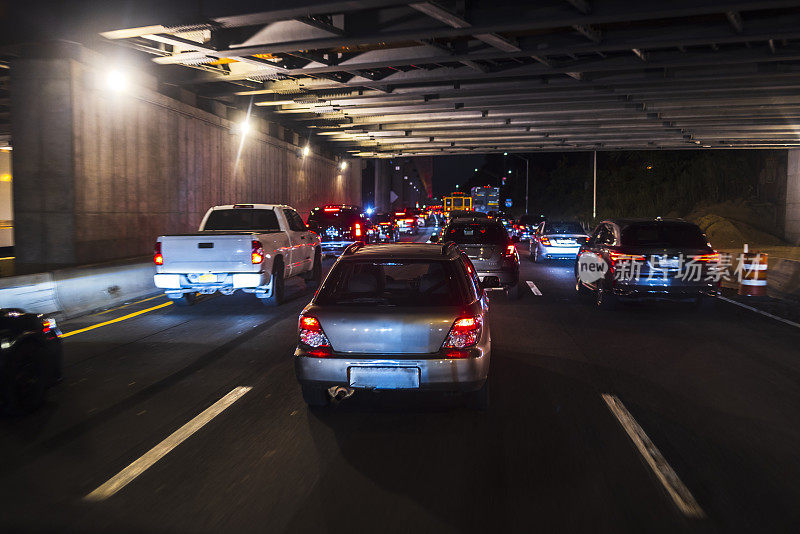 夜间道路繁忙，桥下交通堵塞。纽约皇后区的Van Wyck Expy